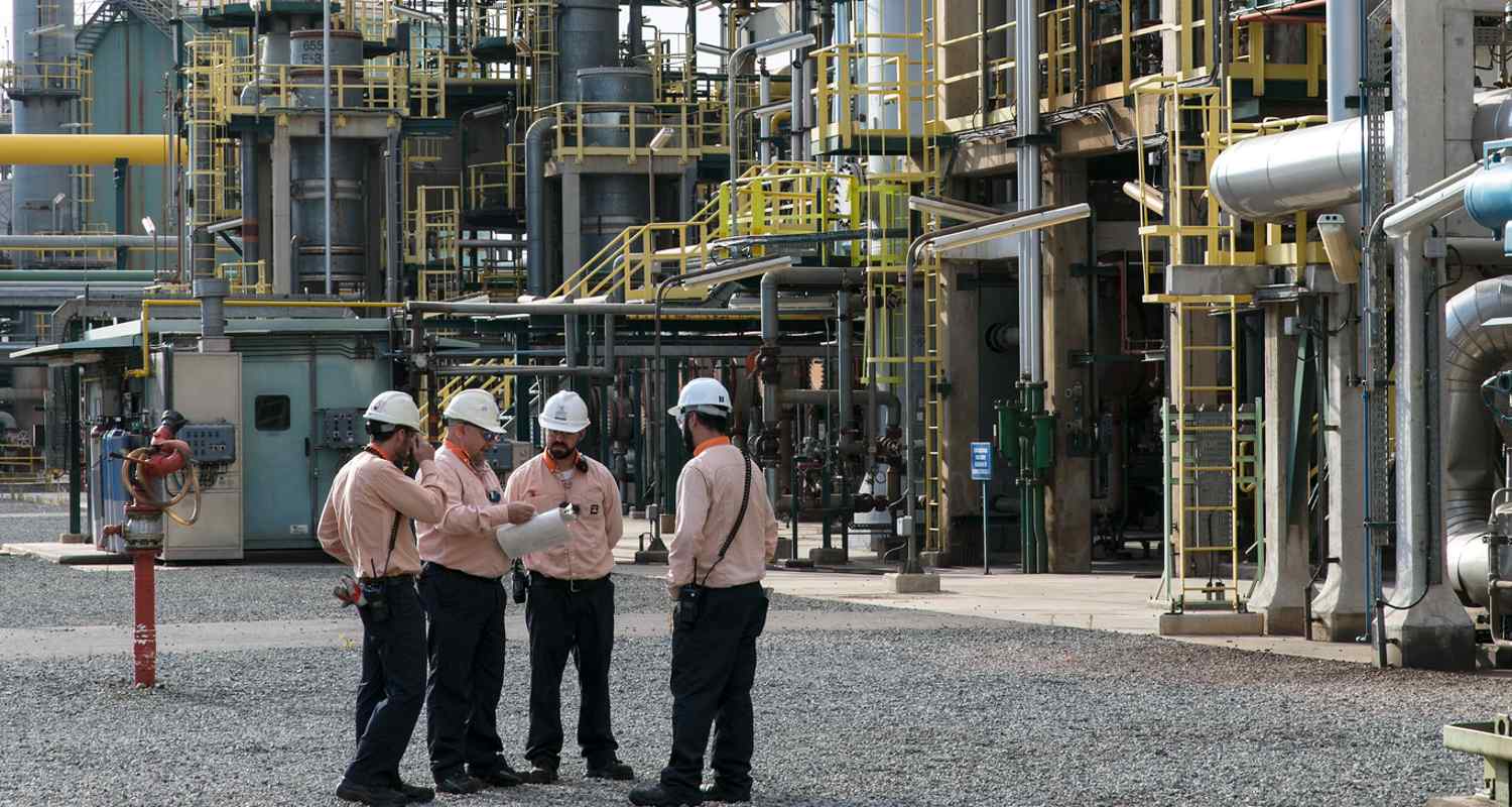 Un grupo de trabajadores del complejo de Tarragona en las instalaciones