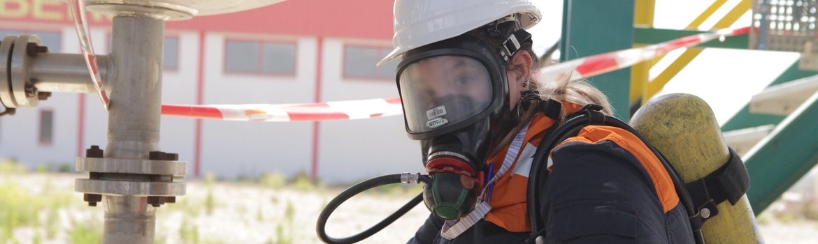 Operarios con cascos en la refinería