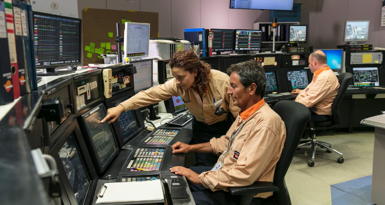 Operarios en la sala de control