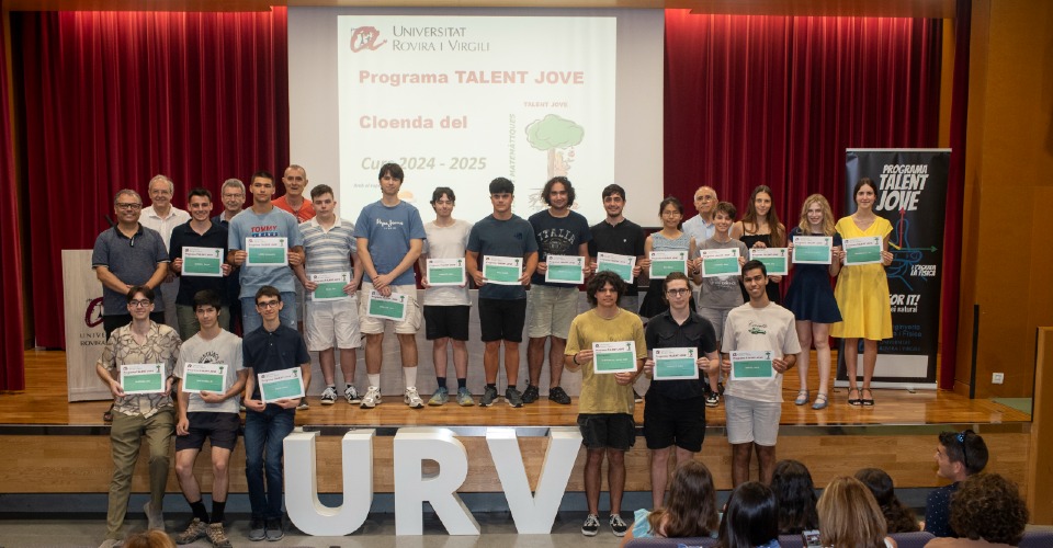 Alumnos de bachillerato se gradúan del programa Talento Joven de Física y Matemáticas