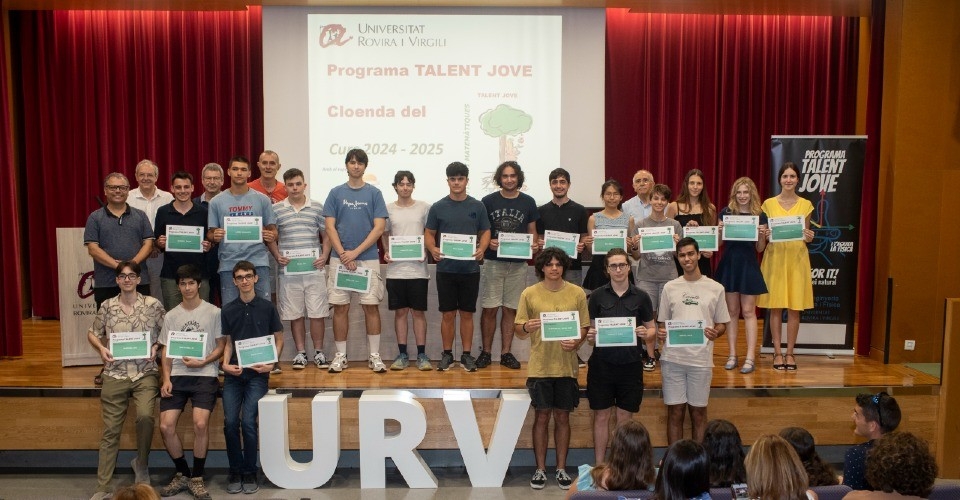 Alumnes de batxillerat graduats en el programa Talent Jove de Física i Matemàtiques