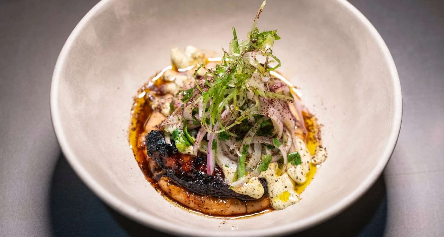 Molleja de corazón de vaca sobre crema de plátano macho.