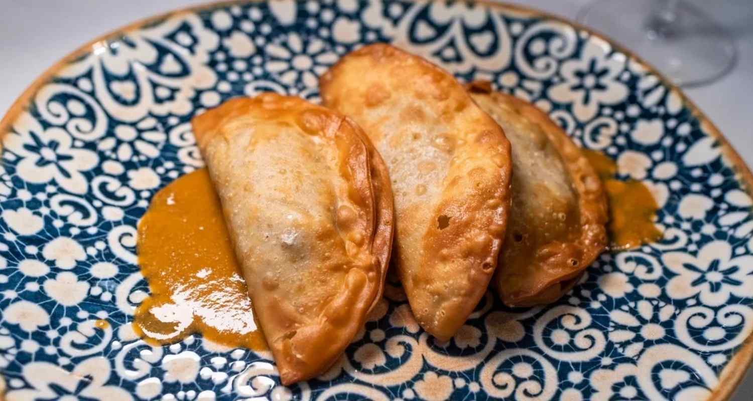  Empanadillas fritas rellenas de cabritillo en caldereta