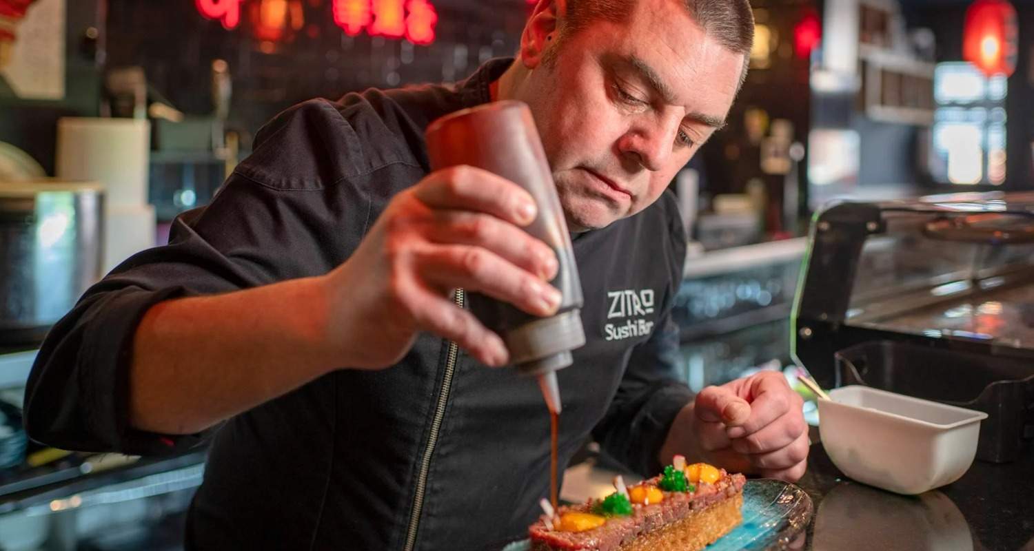 Rubén Ortiz termina un original steak tartar en la barra de su restaurante
