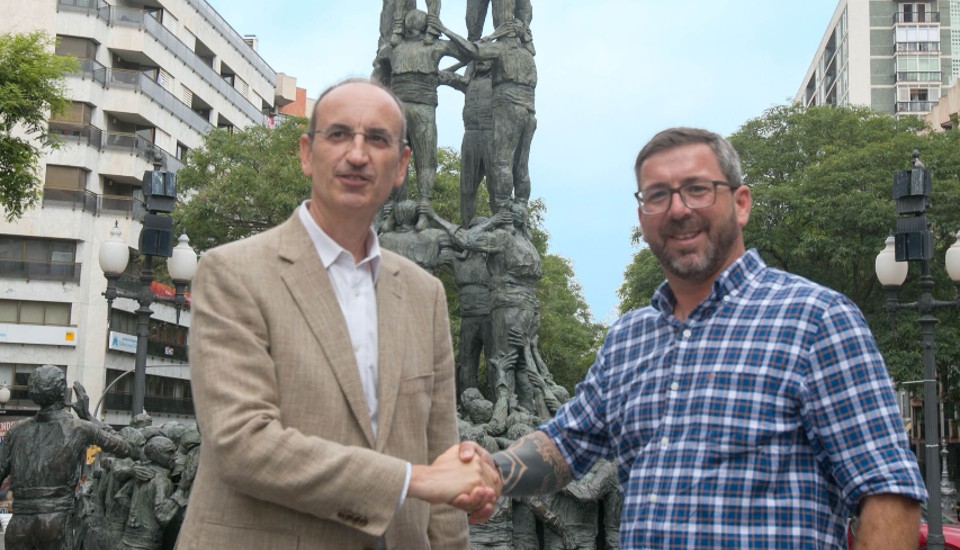 Rubén Gaón, presidente de la Coordinadora de Colles Castelleres de Catalunya (CCCC), y Javier Sancho, director del Complejo Industrial de Repsol en Tarragona