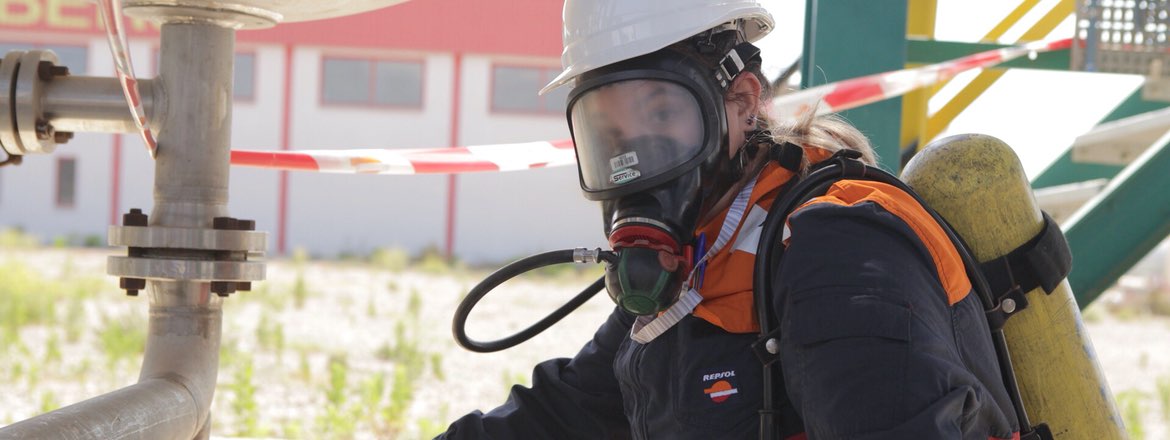 Operaris amb cascos a la refineria