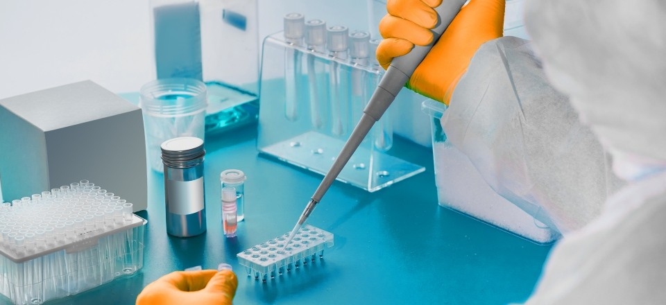 Químicos en un laboratorio