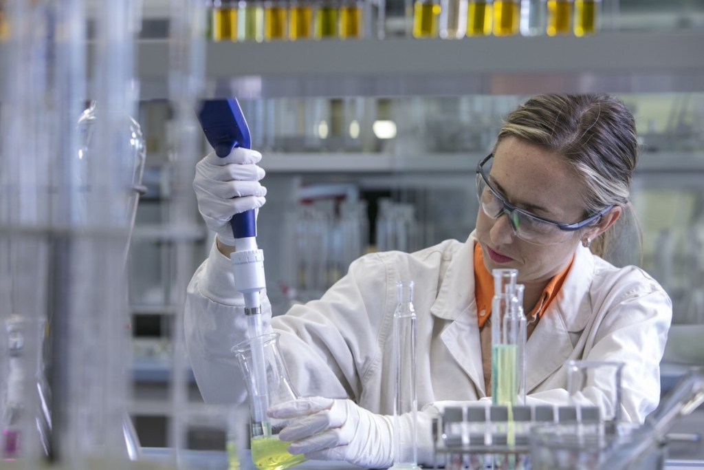 Dona química al laboratori